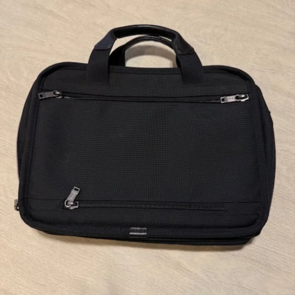 Tumi Medium black 15